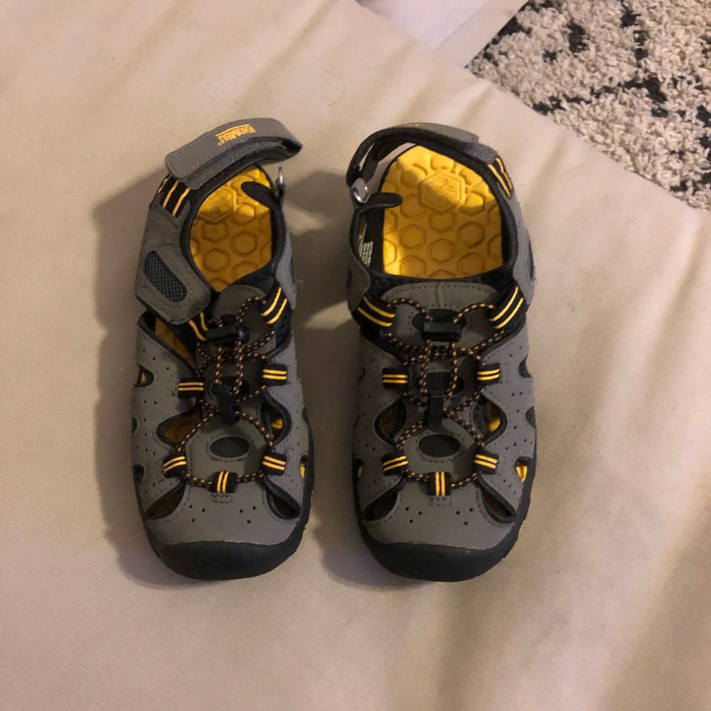 KHUMBO boy’s rugged sandals/slip-ons